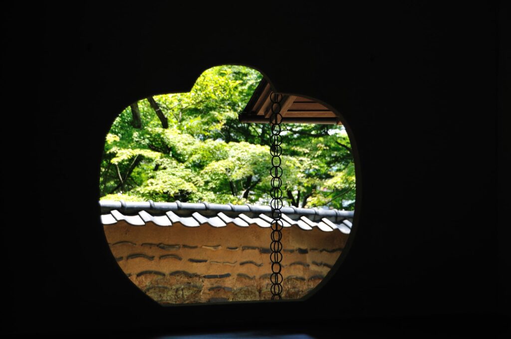 松永記念館の茶室「葉雨庵」から庭園