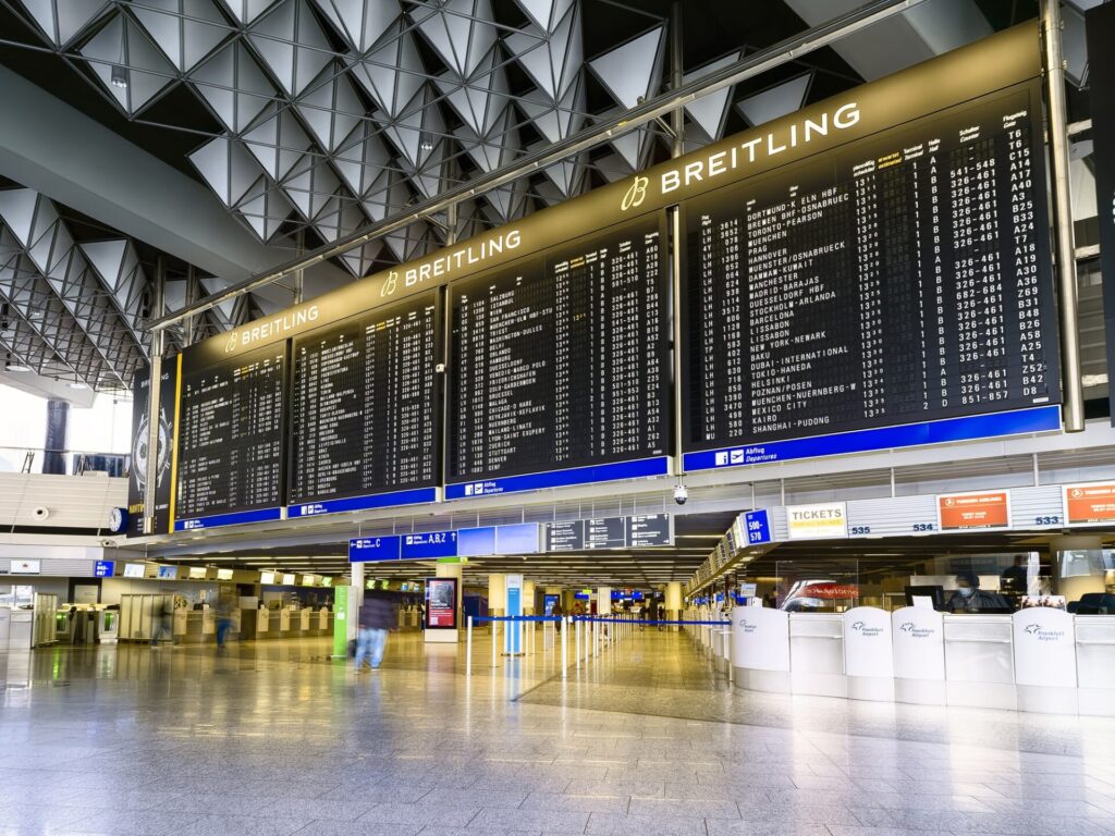 ドイツ・フランクフルト国際空港の大型出発案内板
