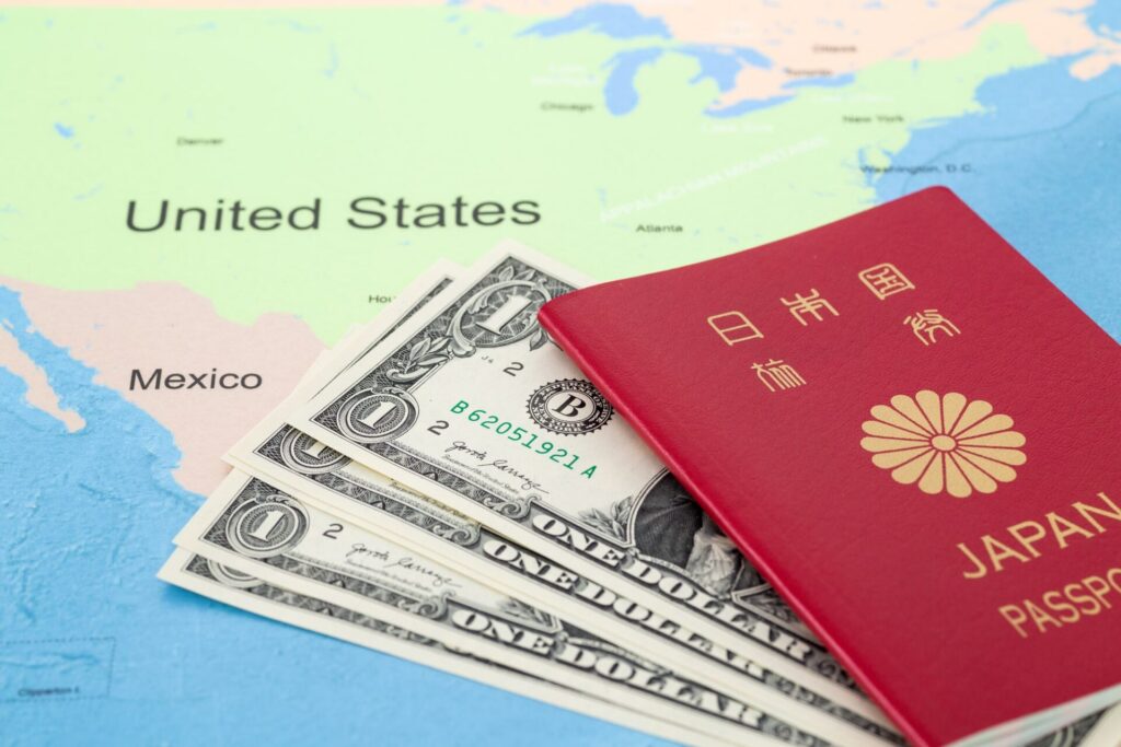アメリカ旅行へ必需品パスポートとドル紙幣