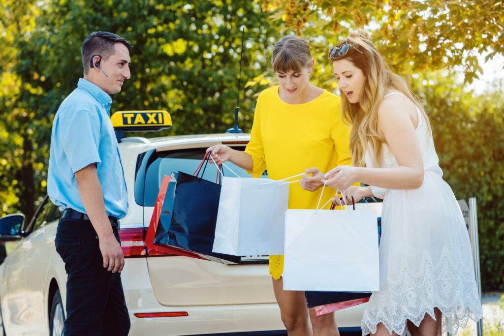 タクシーを使ってショッピングを楽しむ女性