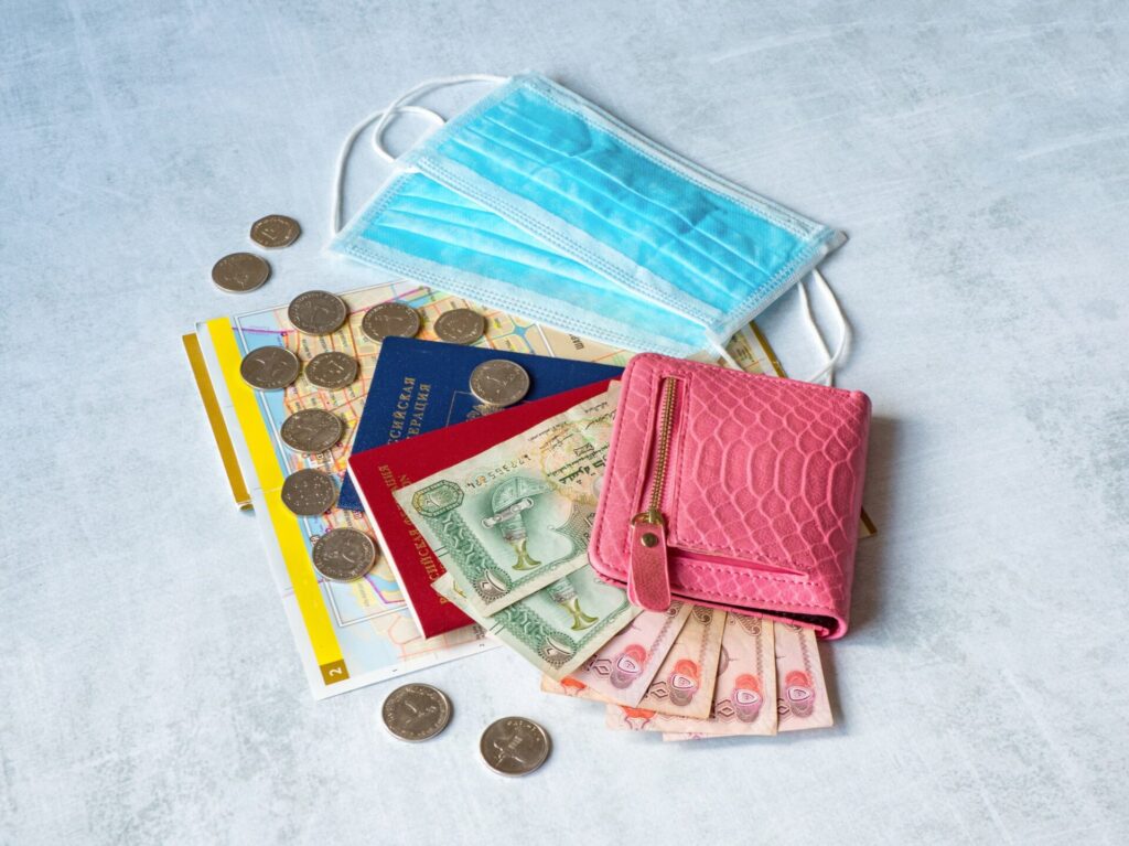 旅の必需品、パスポートとUAE紙幣とコイン