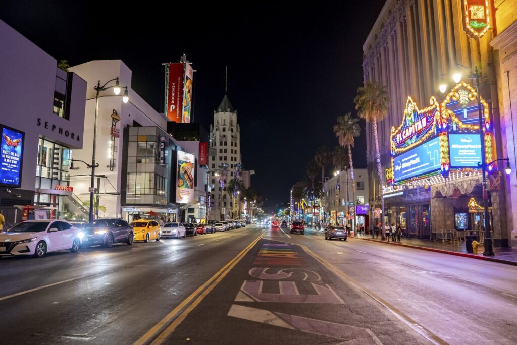 ロサンゼルス市のハリウッドの夜の街