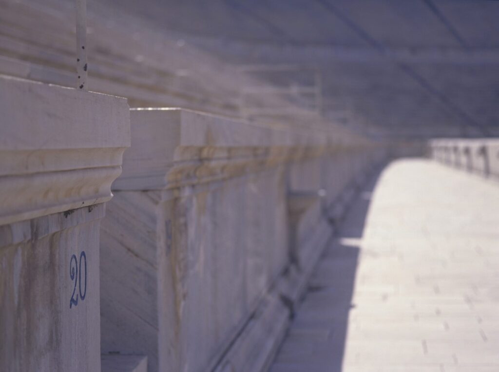 ギリシャ観光で訪れたいパナシナイコスタジアムの内部通路とすり鉢状の客席