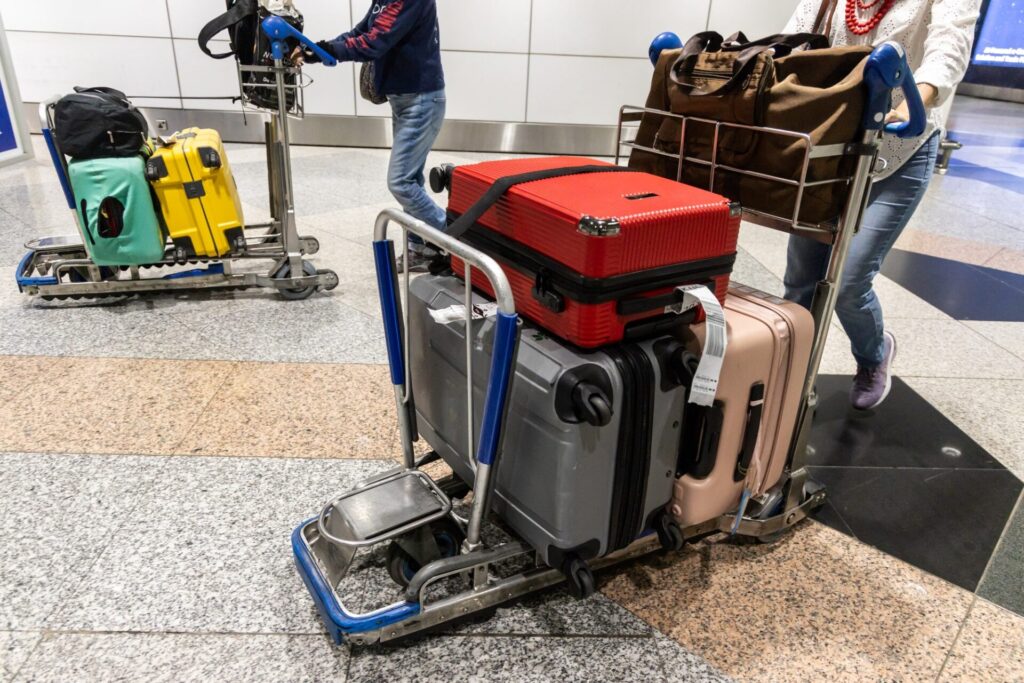 マカオ国際空港で移動する人のイメージ