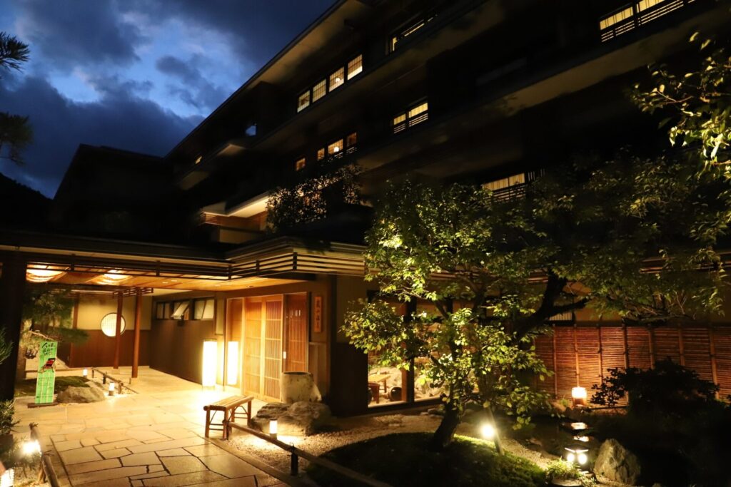 京都の宿に灯るお店の明かり