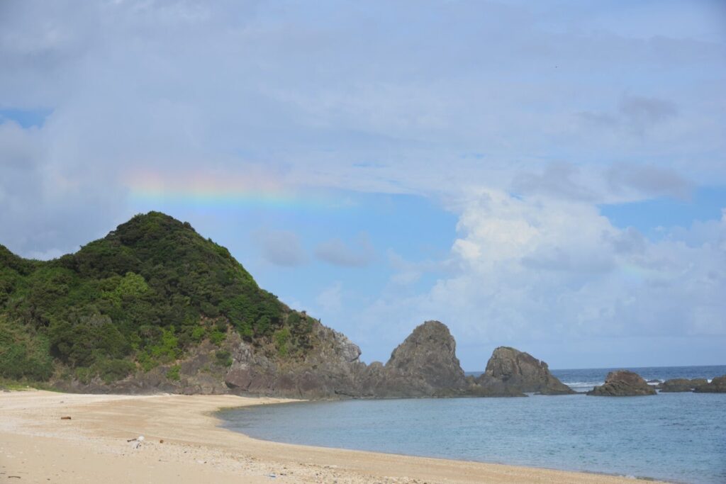 加計呂麻島　ライオン岩　雨上がりの空と虹