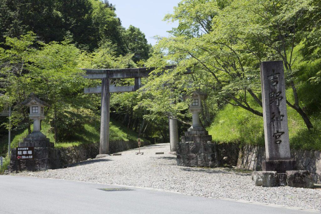 新緑が美しい奈良県の吉野神宮