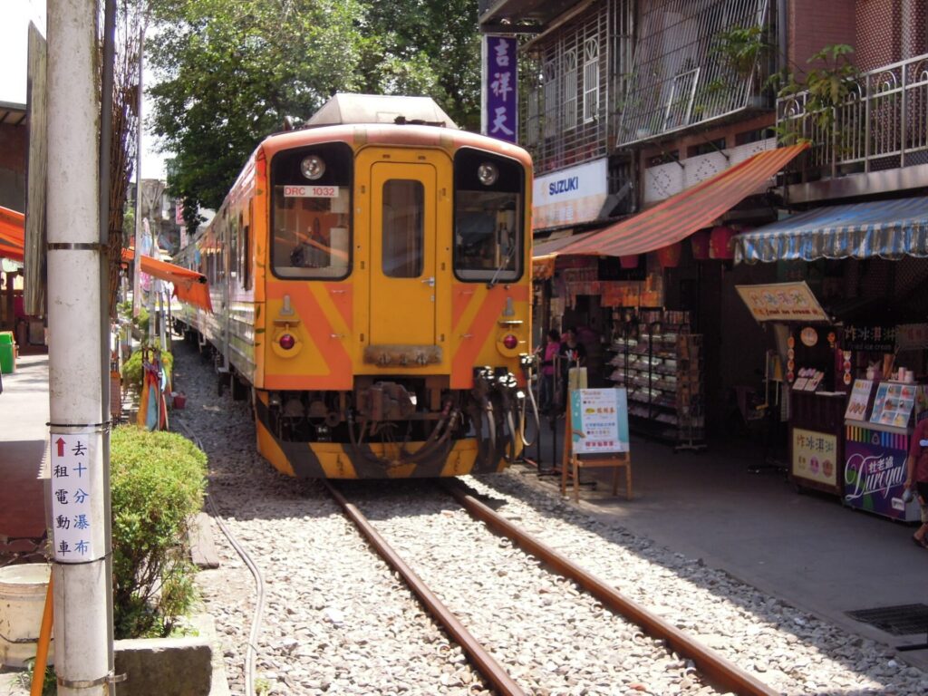 鉄道が走る十分の街並み