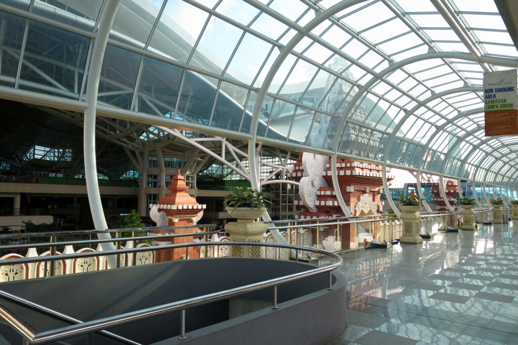 バリ島デンパサール国際空港の入り口