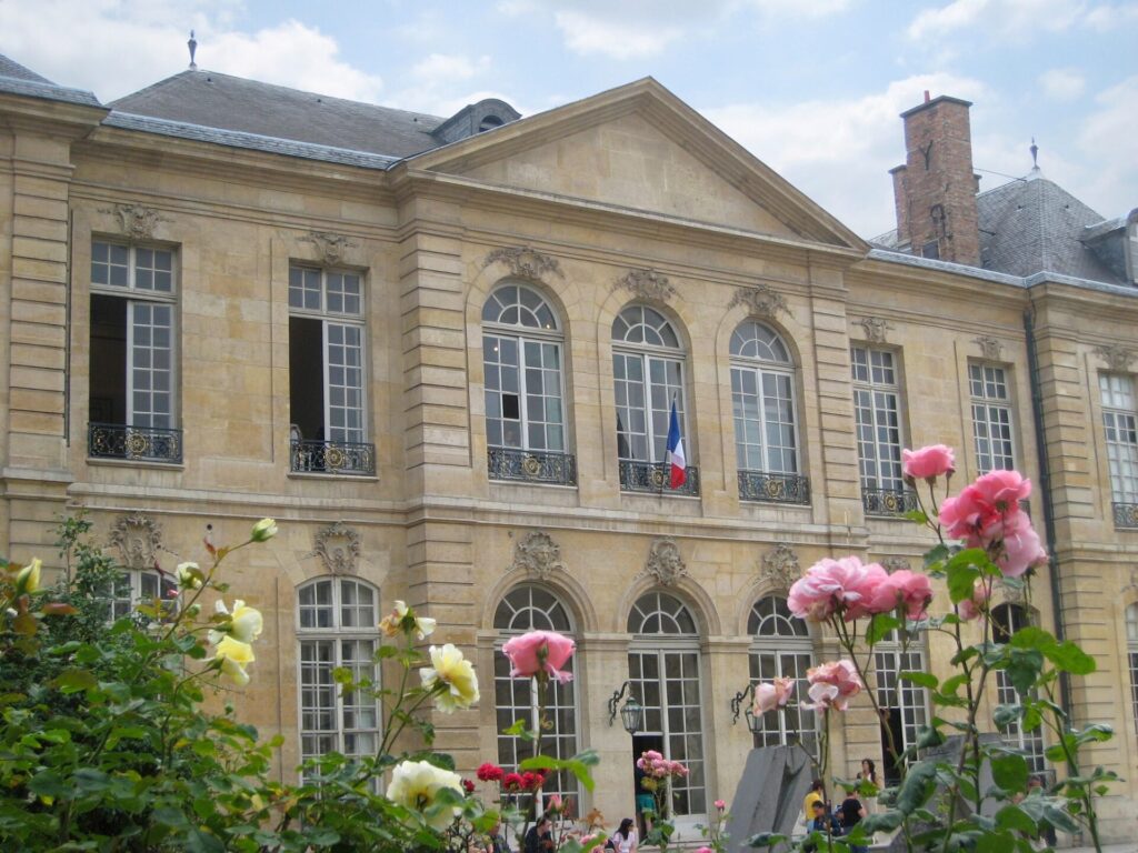 フランス、 バラに彩られるレトロな館ロダン美術館