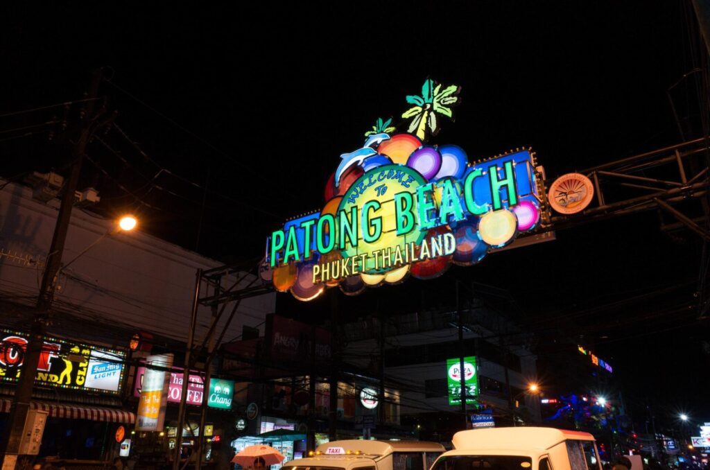 タイのパトンビーチの夜の街の様子