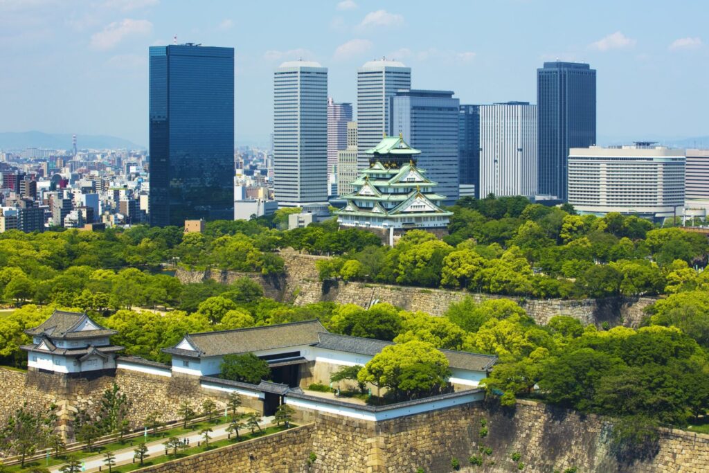 大阪城と新緑のビル群