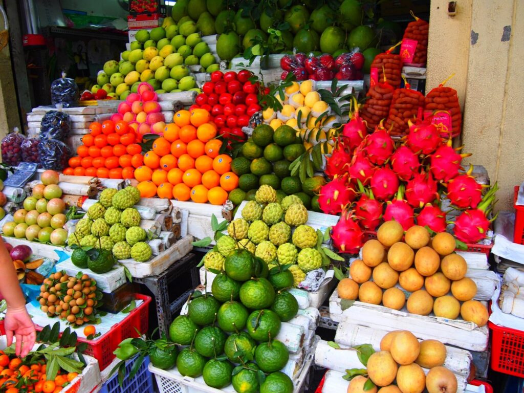ベトナムホーチミンのベンタイン市場で売られているフルーツ