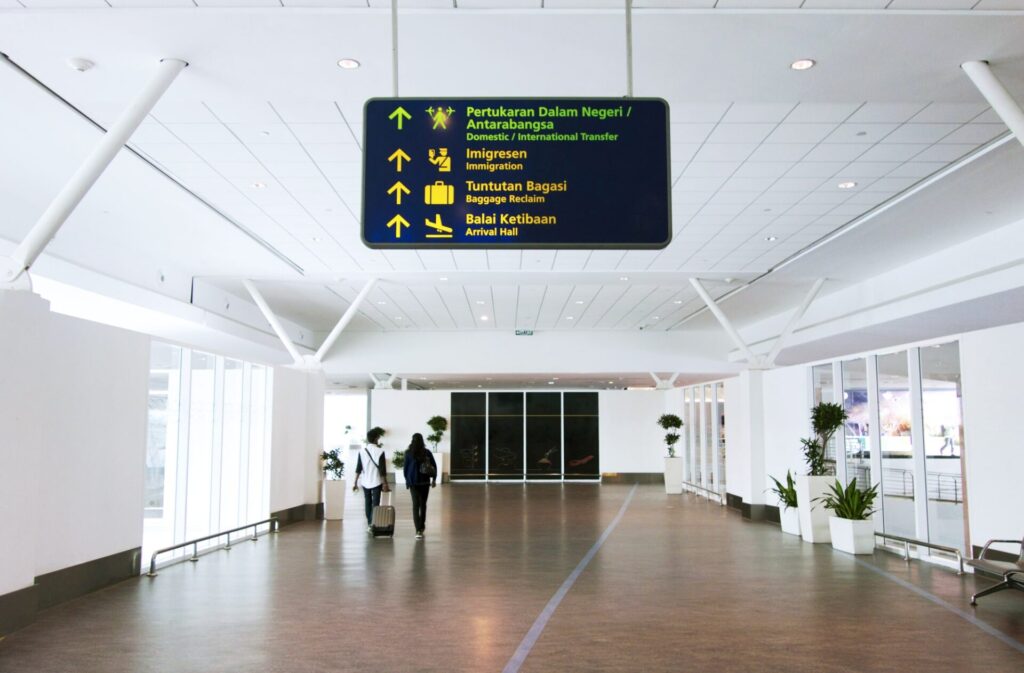 空港内の案内表示板のイメージ