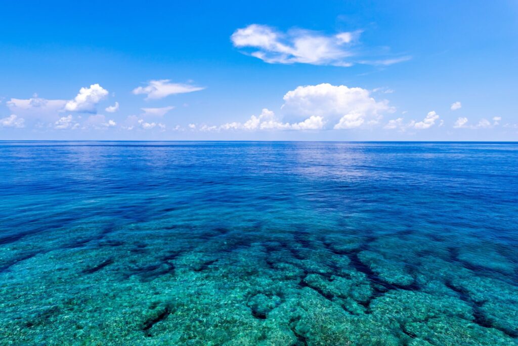 沖縄の美しい澄み切った海と青空