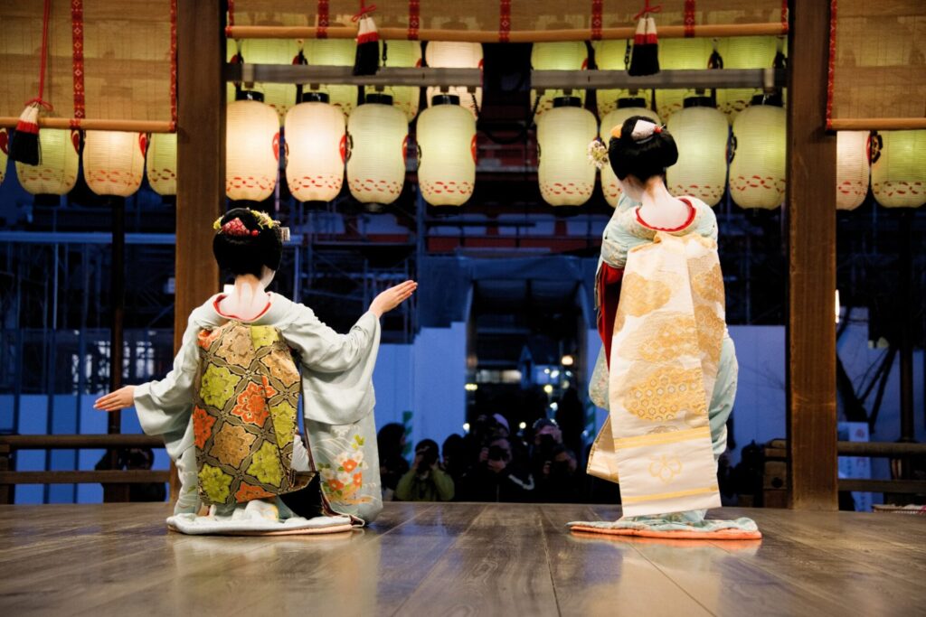 都東山花灯路で舞を披露する舞妓さん二人