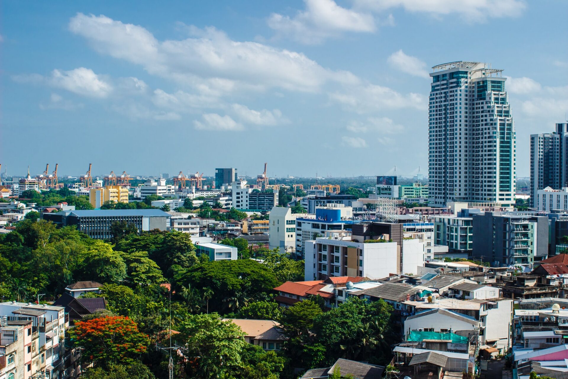タイのバンコクの構想ビル群が立ち並ぶ街並み