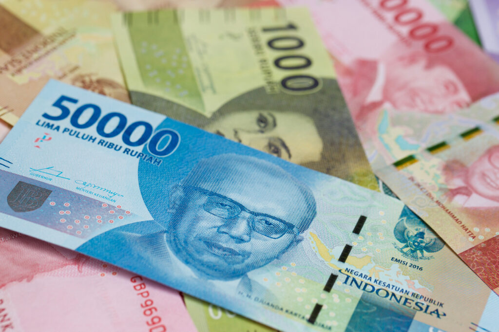 インドネシア通貨のルピア紙幣とコイン