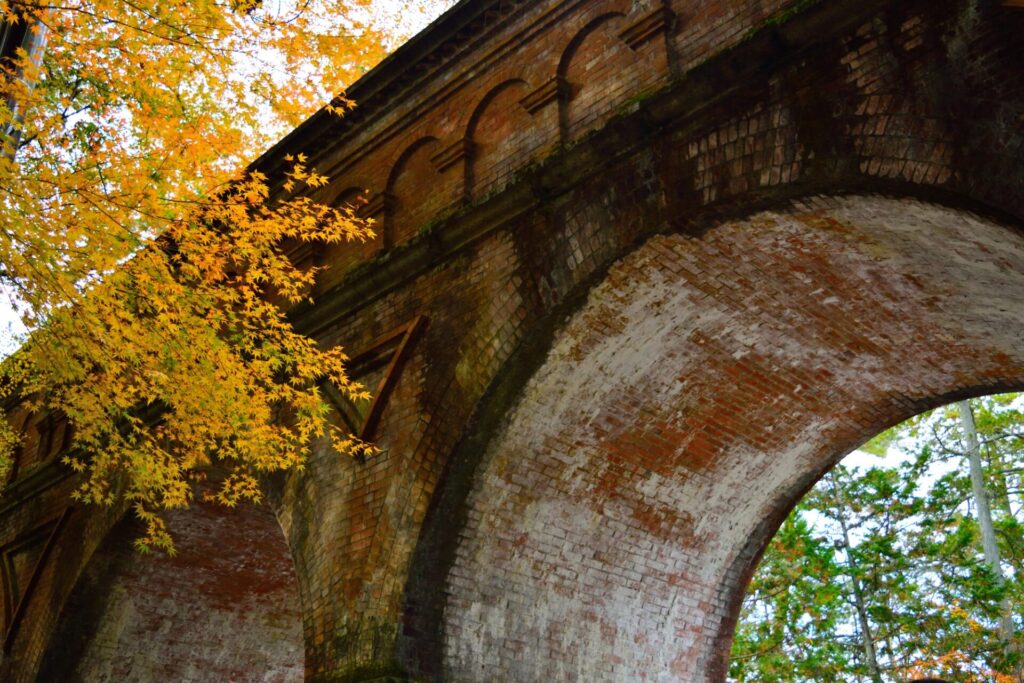 秋の紅葉と南禅寺水路閣　