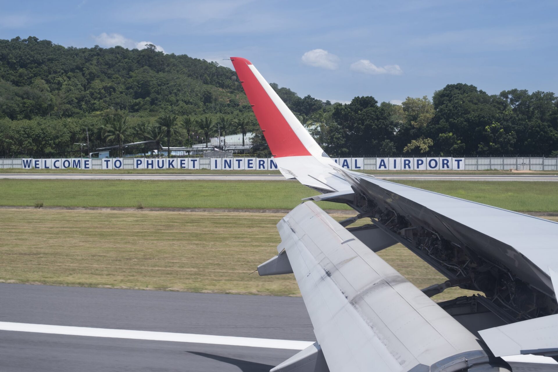 旅客機席から見たプーケット空港の滑走路の様子