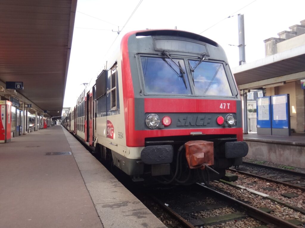 フランス市内への移動に便利なRER B線