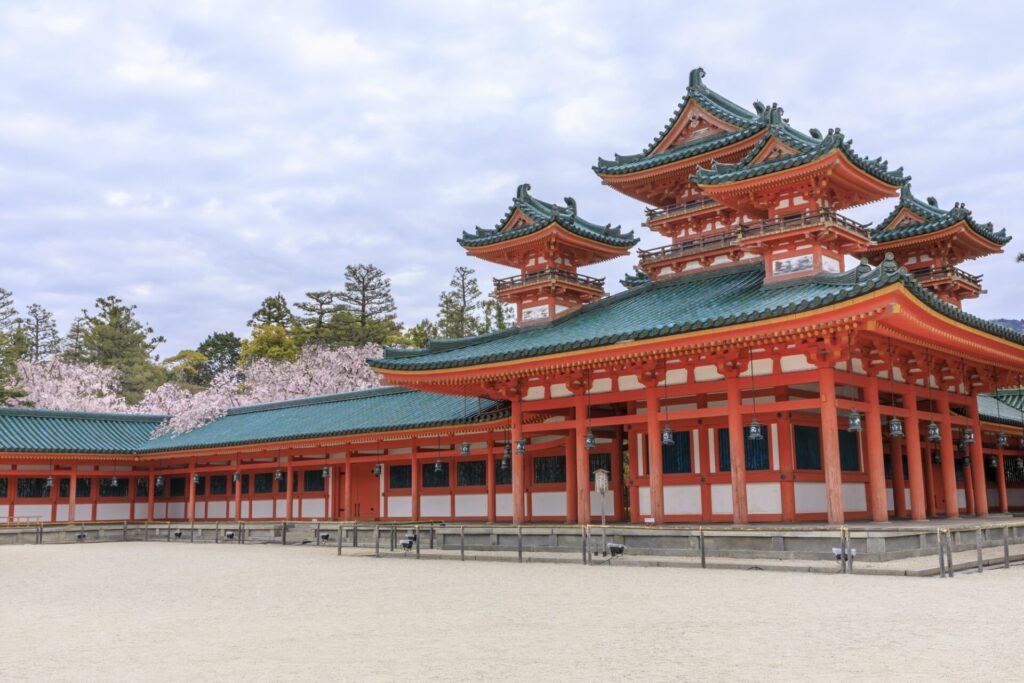 桜と平安神宮の朱色と瓦屋根のブルーが綺麗な人気観光スポット