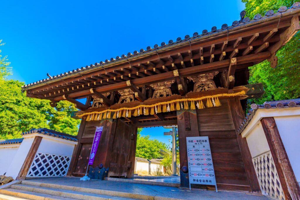 京都観光で訪れたい御香宮神社の楼門