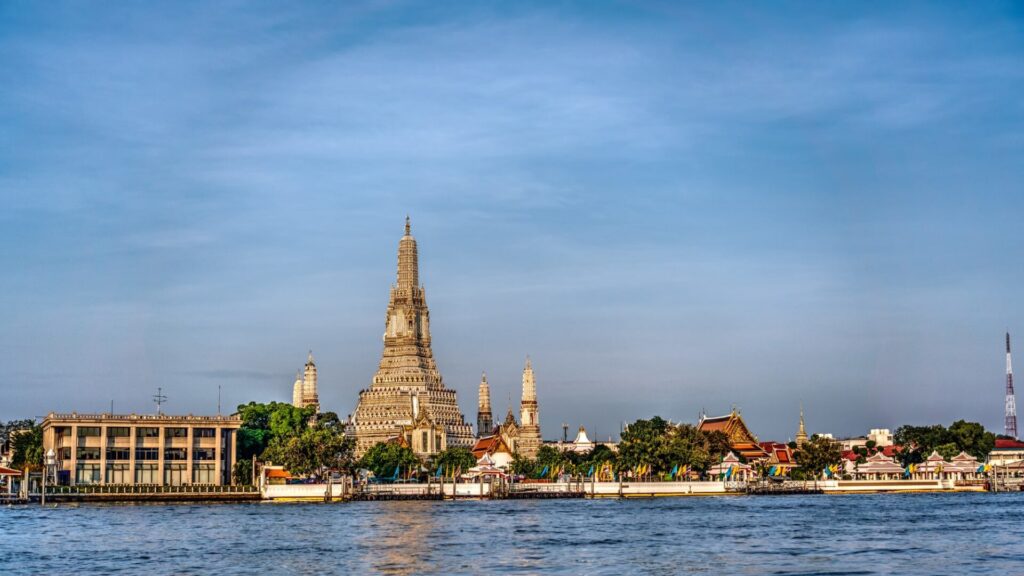 タイ・バンコクのワット・アルン寺院