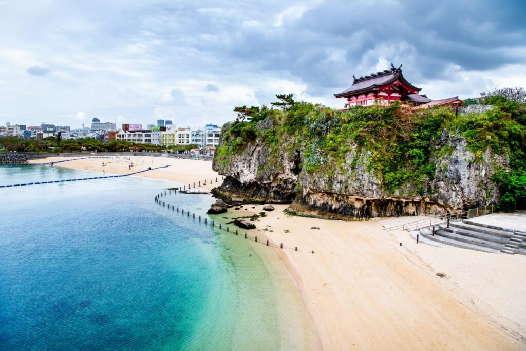 沖縄観光で訪れたい波上宮と波の上ビーチ