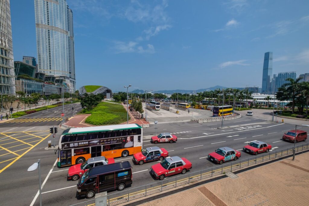 香港の中環地区を走行する二階建てバスやタクシー、乗用車