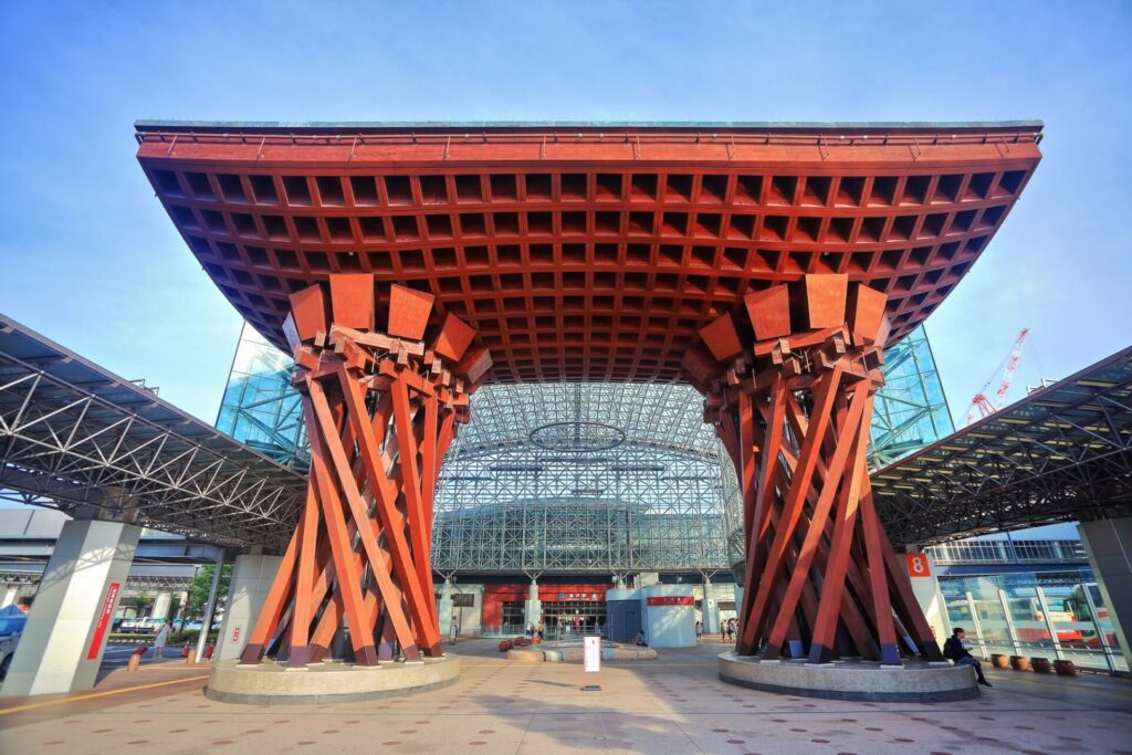金沢観光のモデルコース金沢駅の鼓門
