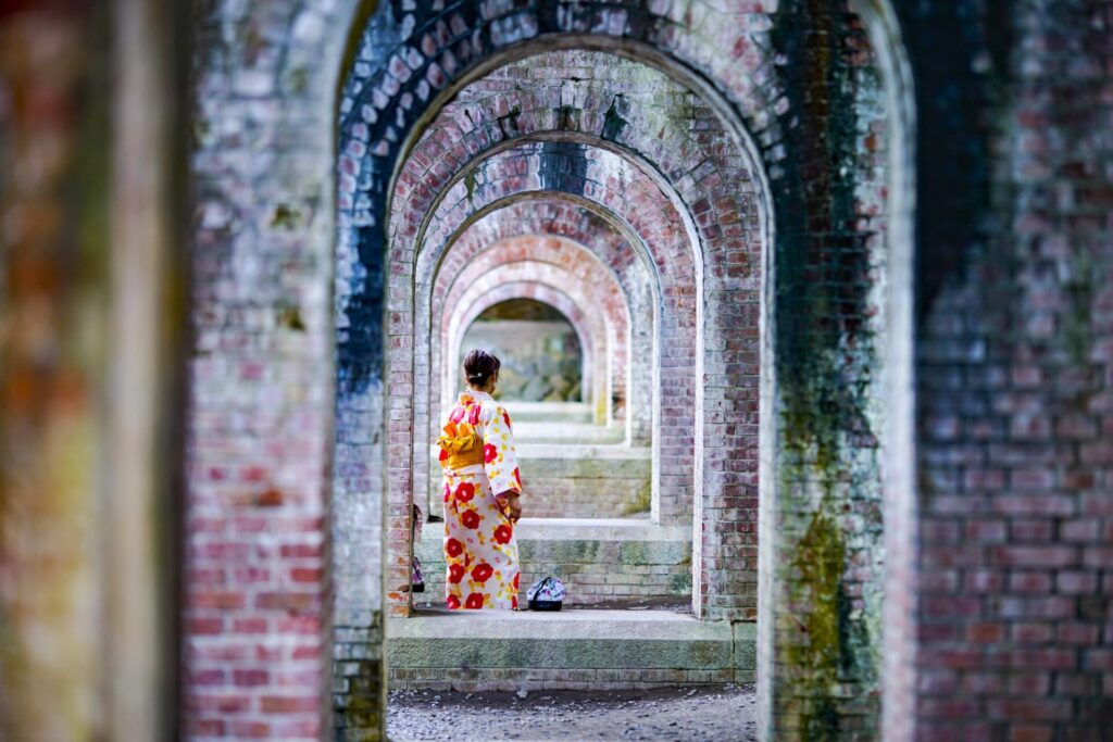  南禅寺の水路閣で撮影している女性の後ろ姿 