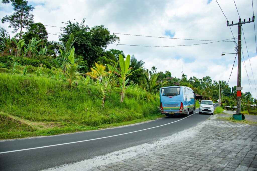 インドネシア　バリ島の山間部の道路ですれ違う自動車とバス