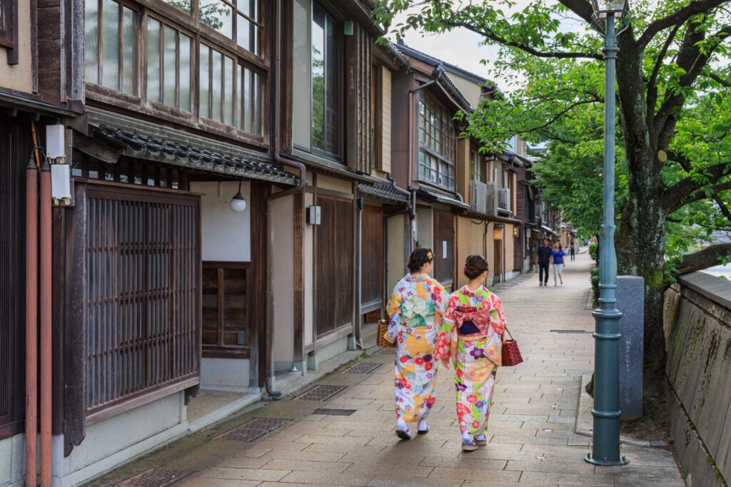 金沢観光で主計町を歩く着物の女性