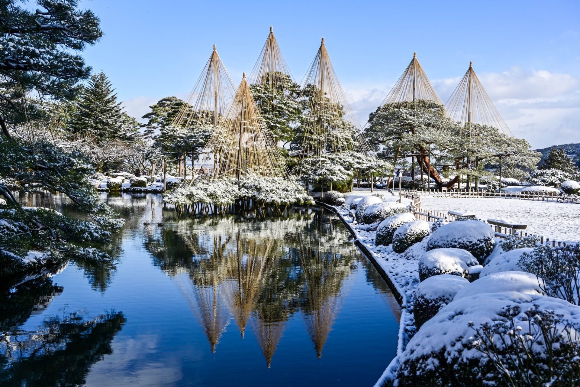 12月の金沢観光で行きたい雪の積もった兼六園