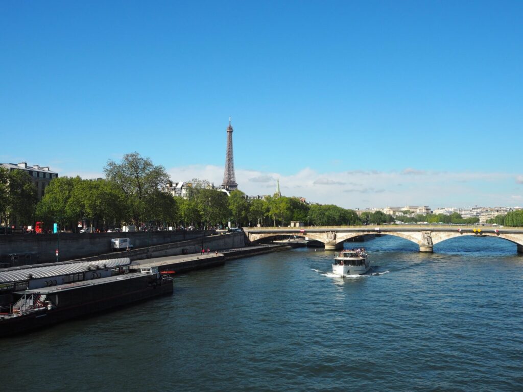 パリのセーヌ川から望むエッフェル塔
