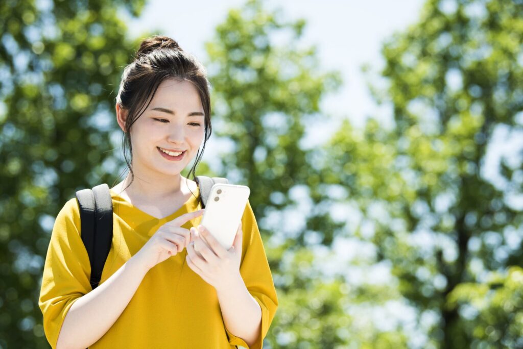 スマホを操作する女性