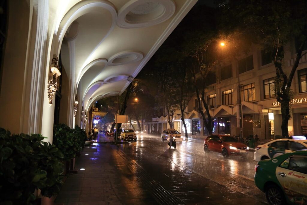 雨季のホーチミン市街の夜