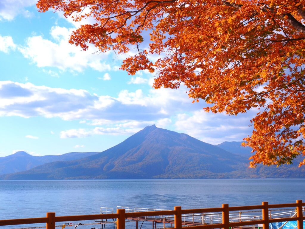 秋の紅葉が美しい北海道 支笏湖の秋風景