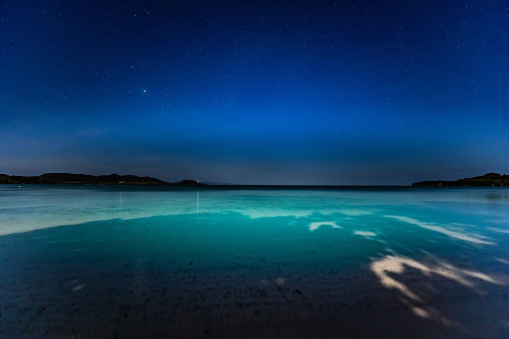 沖縄県石垣島の幻想的な夜の海