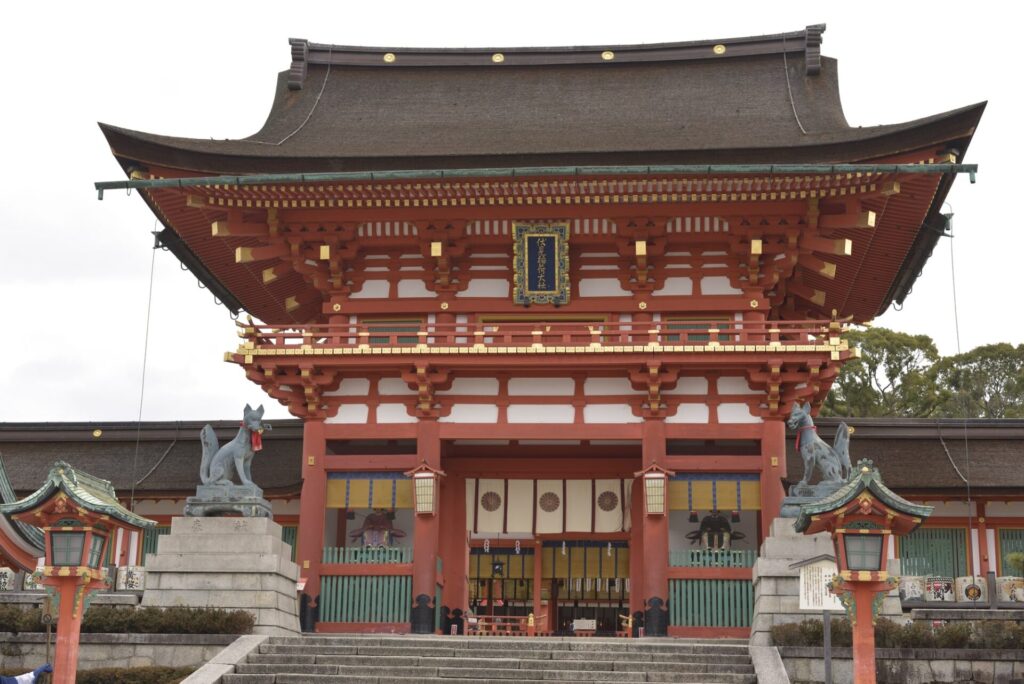  京都旅行で訪れたい伏見稲荷の楼門