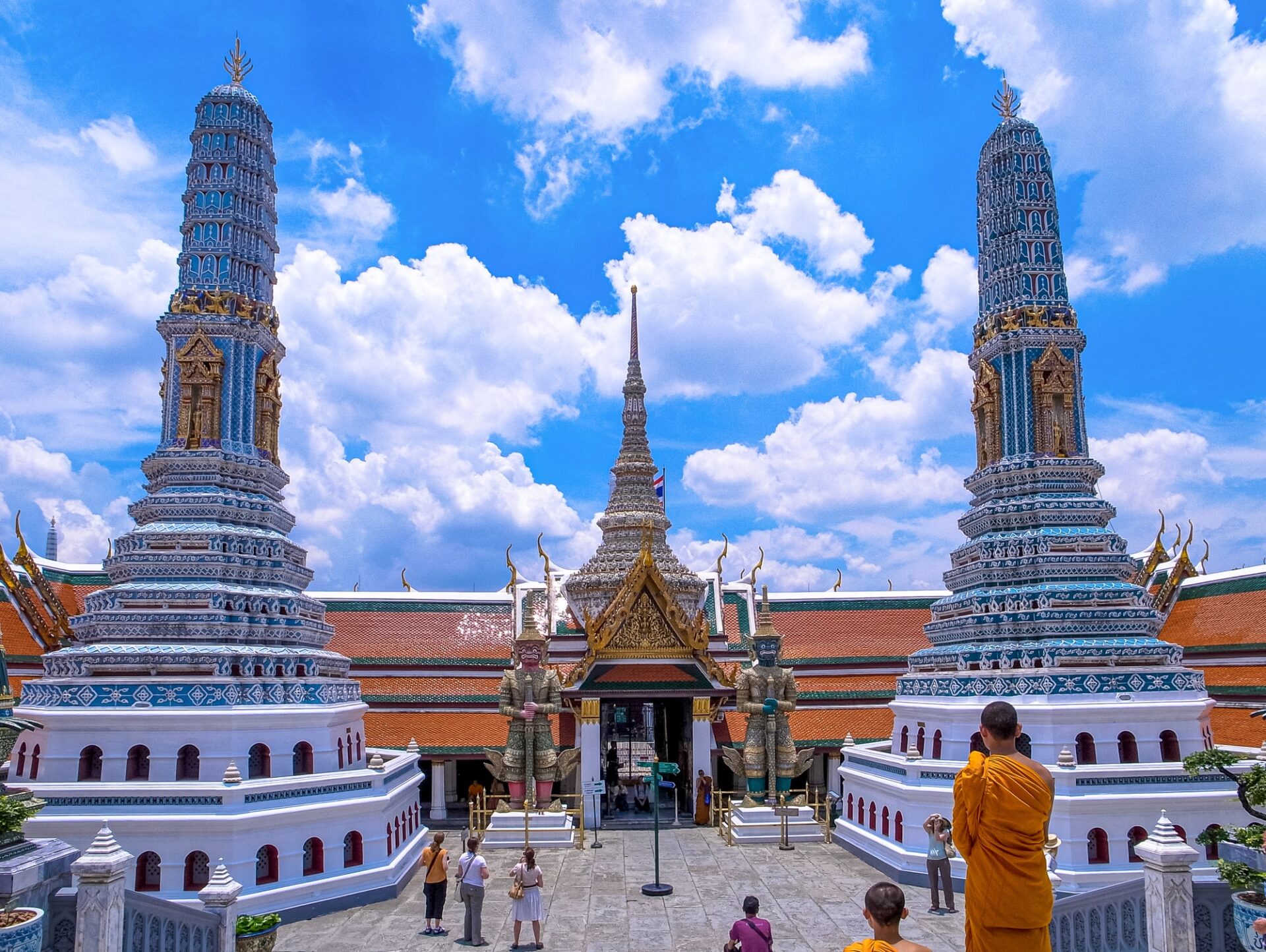タイの王宮を観光する人