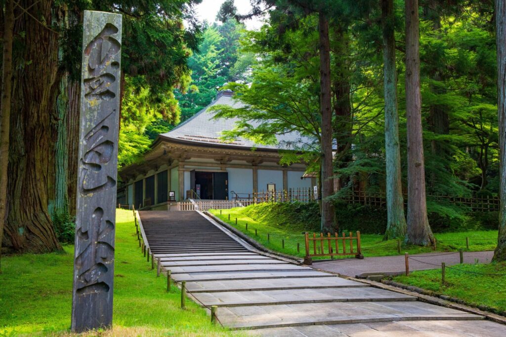 夏の旅行におすすめの世界遺産平泉の夏　関山中尊寺金色堂覆堂