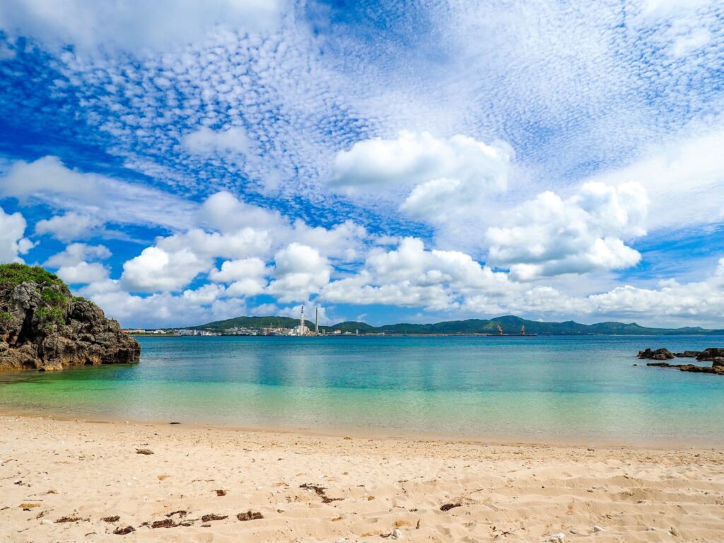 澄み切った青い海と緑の島が美しい天願（昆布ビーチ）