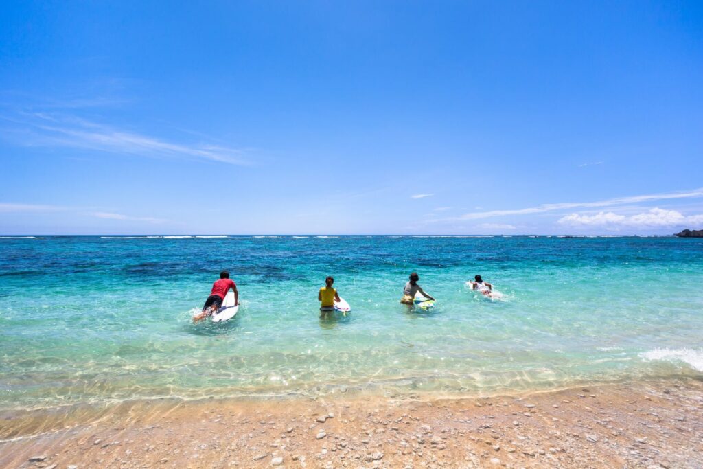 沖縄県宮古島にある吉野海岸でサーフィンを楽しむ様子