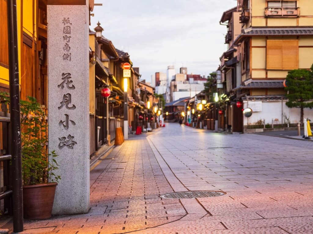 朝の花見小路の様子