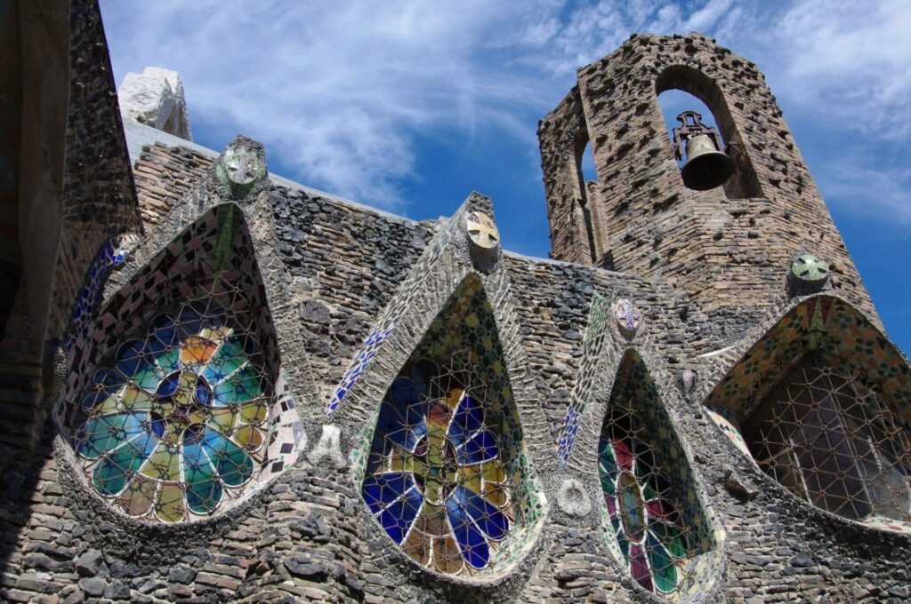バルセロナ観光で訪れたいステンドグラスが美しい教会