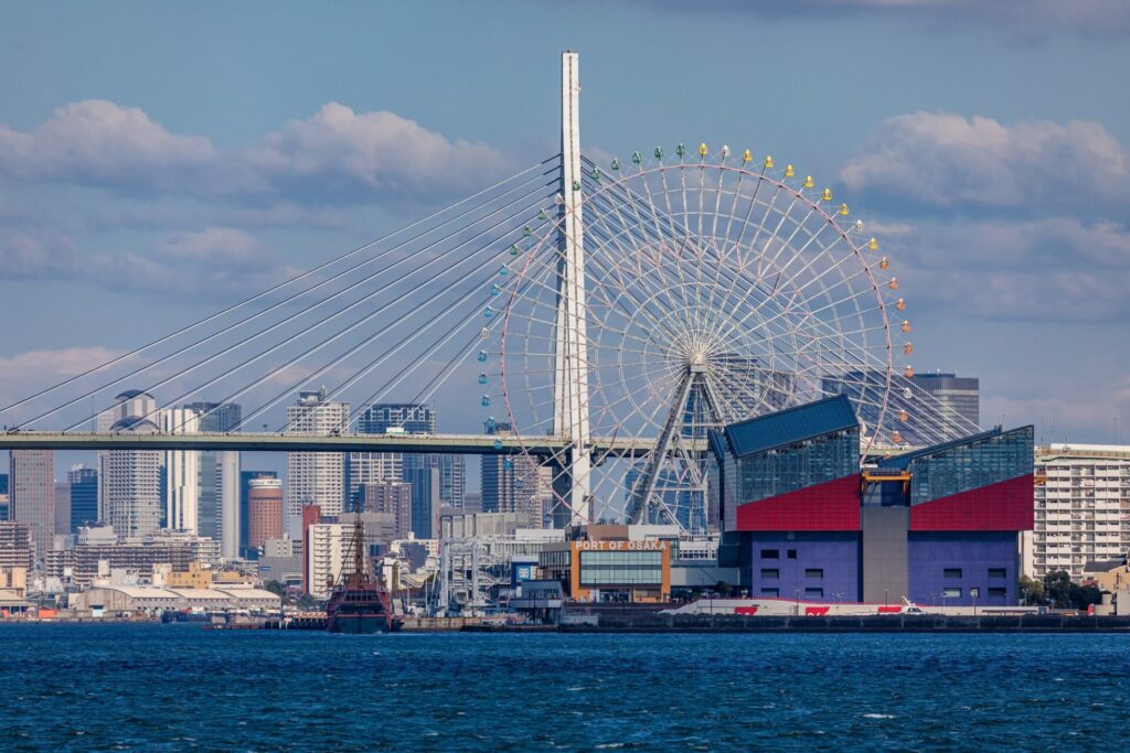 大阪港の天保山大橋と海遊館と天保山大観覧車