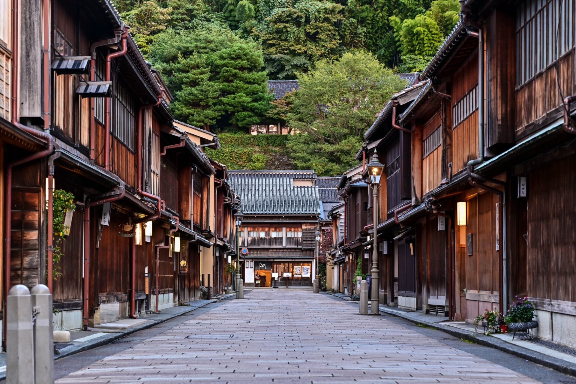 金沢の観光名所として知られるひがし茶屋街