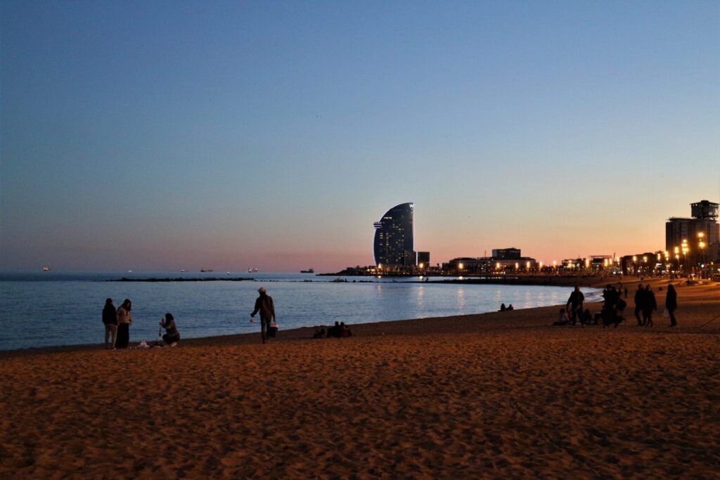 夕暮れが美しいバルセロネータビーチ